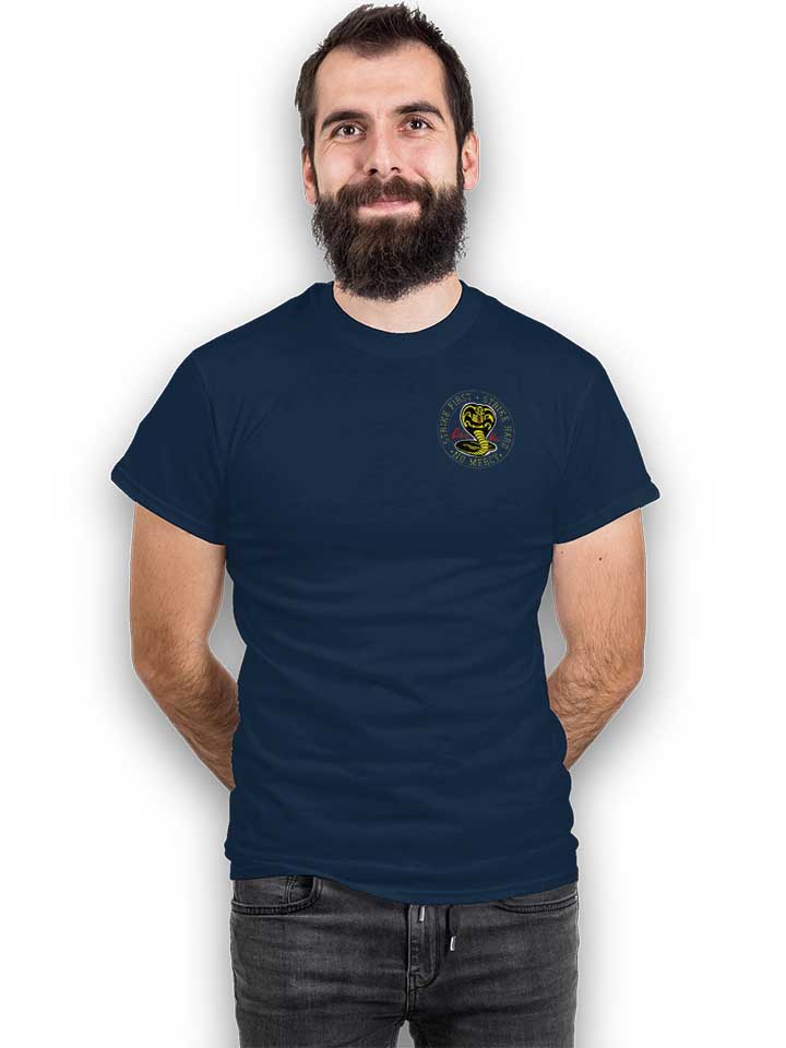 cobra-kai-logo-chest-print-t-shirt dunkelblau 2
