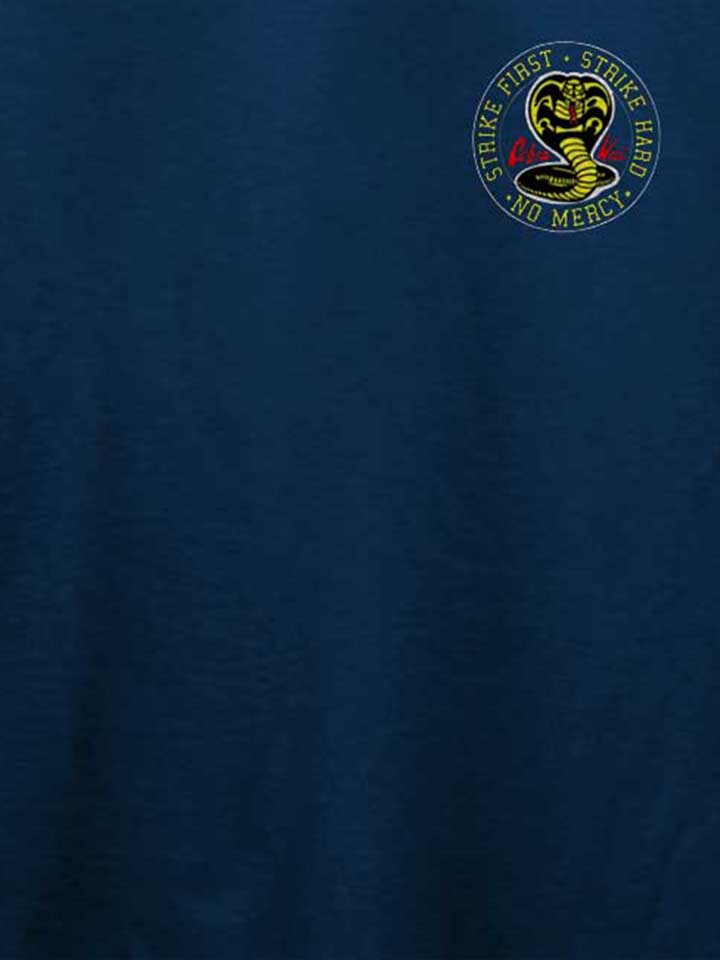cobra-kai-logo-chest-print-t-shirt dunkelblau 4
