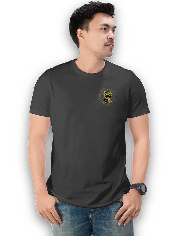 cobra-kai-logo-chest-print-t-shirt dunkelgrau 2