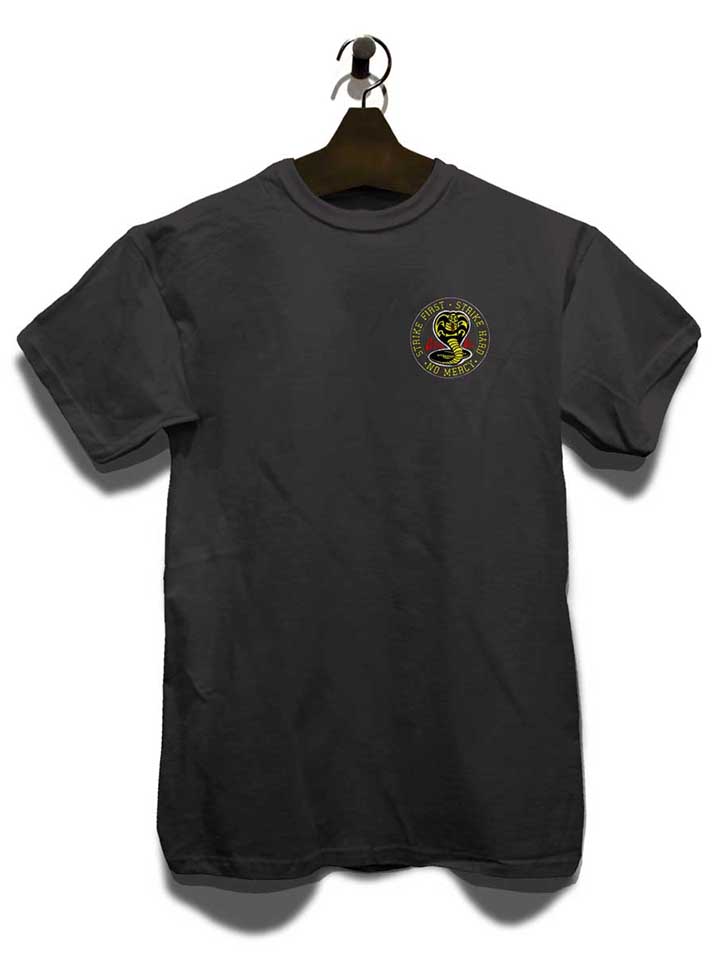 cobra-kai-logo-chest-print-t-shirt dunkelgrau 3