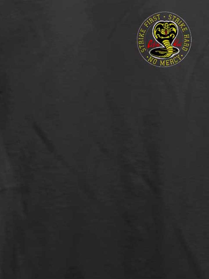 cobra-kai-logo-chest-print-t-shirt dunkelgrau 4