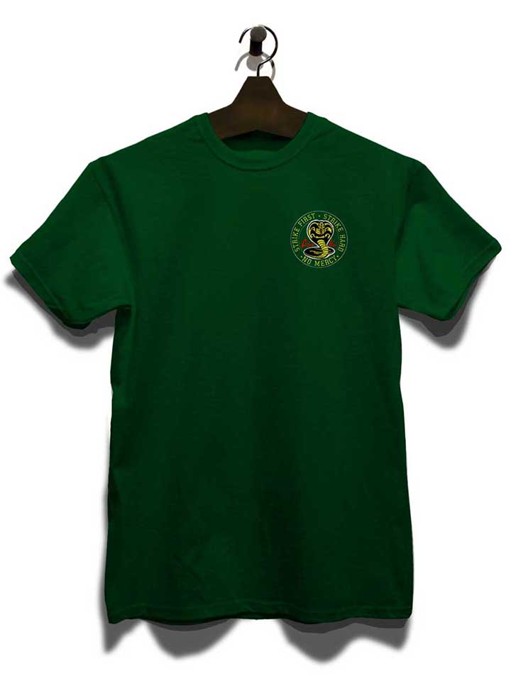 cobra-kai-logo-chest-print-t-shirt dunkelgruen 3