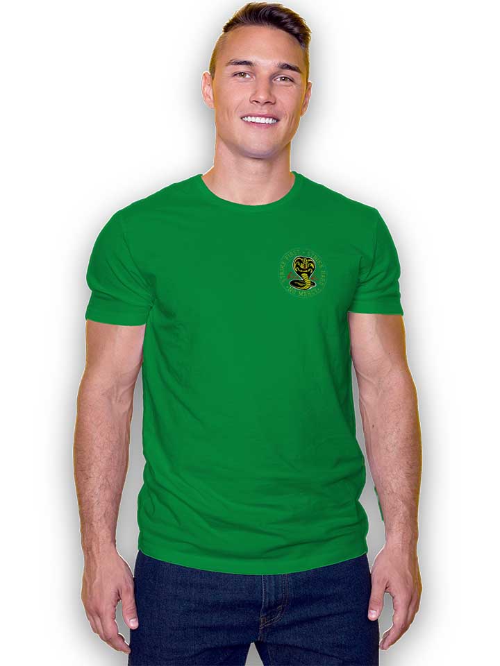 cobra-kai-logo-chest-print-t-shirt gruen 2