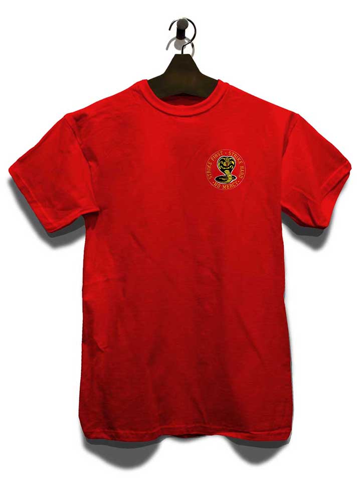 cobra-kai-logo-chest-print-t-shirt rot 3