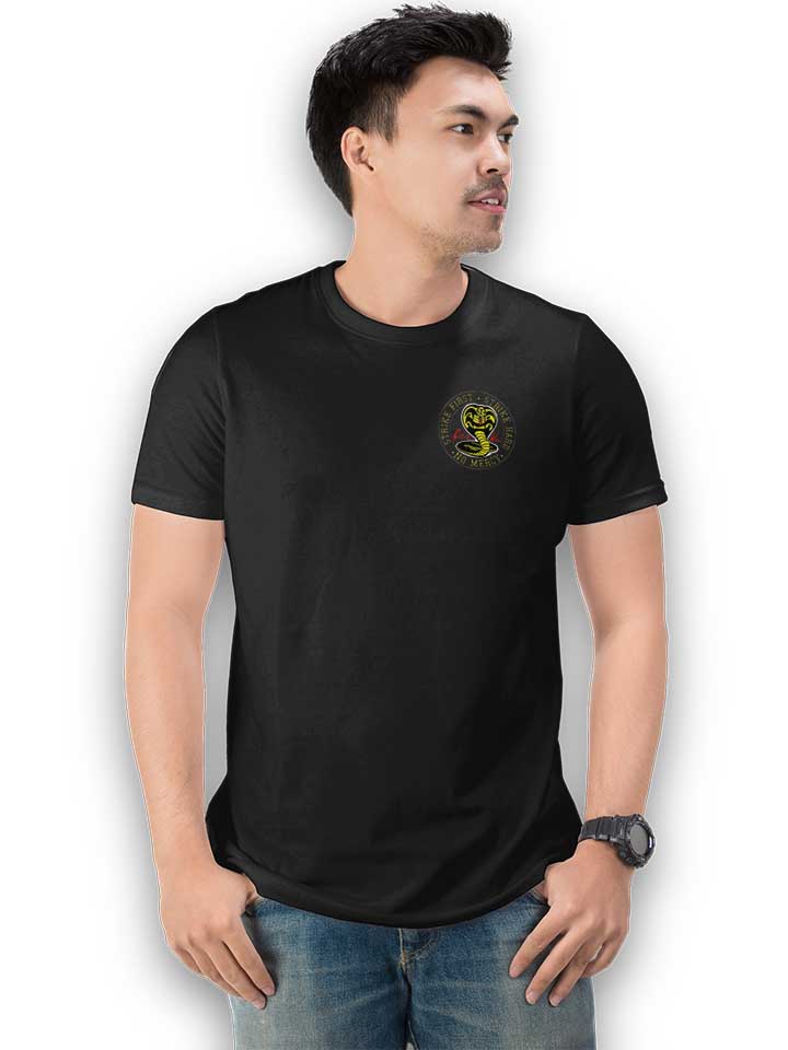 cobra-kai-logo-chest-print-t-shirt schwarz 2