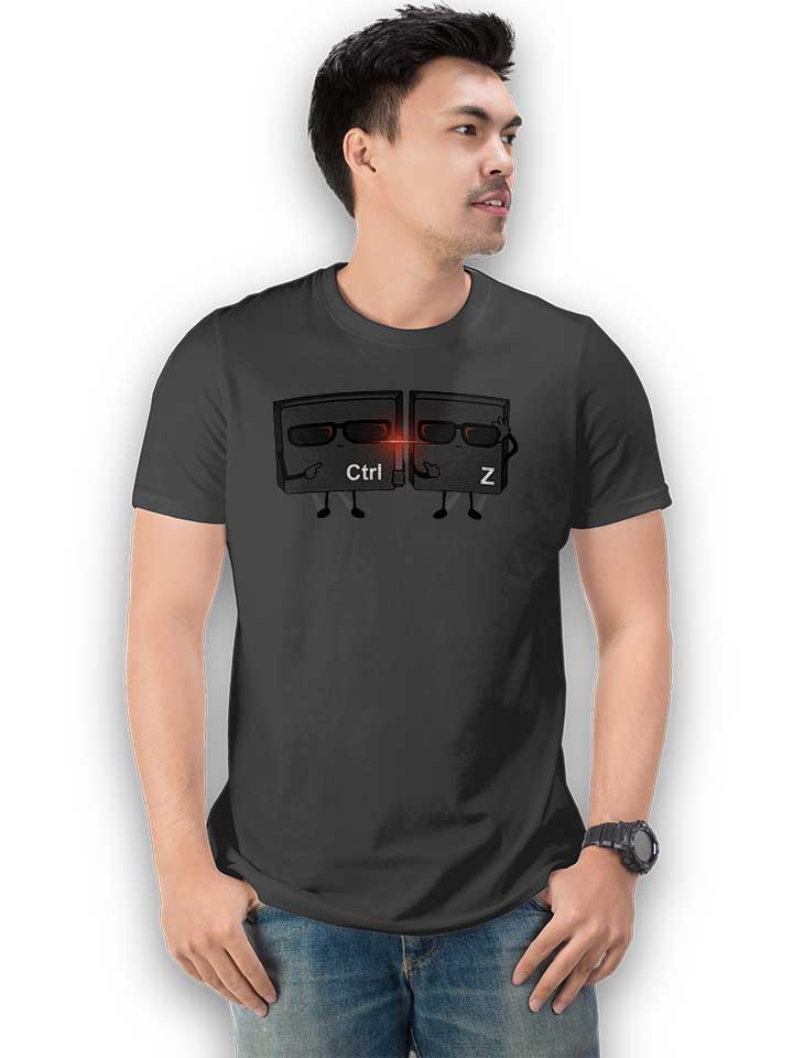 ctrl-z-in-black-t-shirt dunkelgrau 2