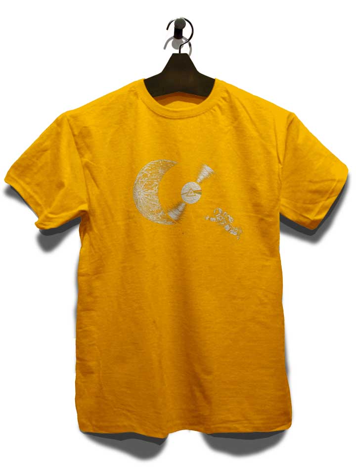 dark-side-moon-astronaut-t-shirt gelb 3