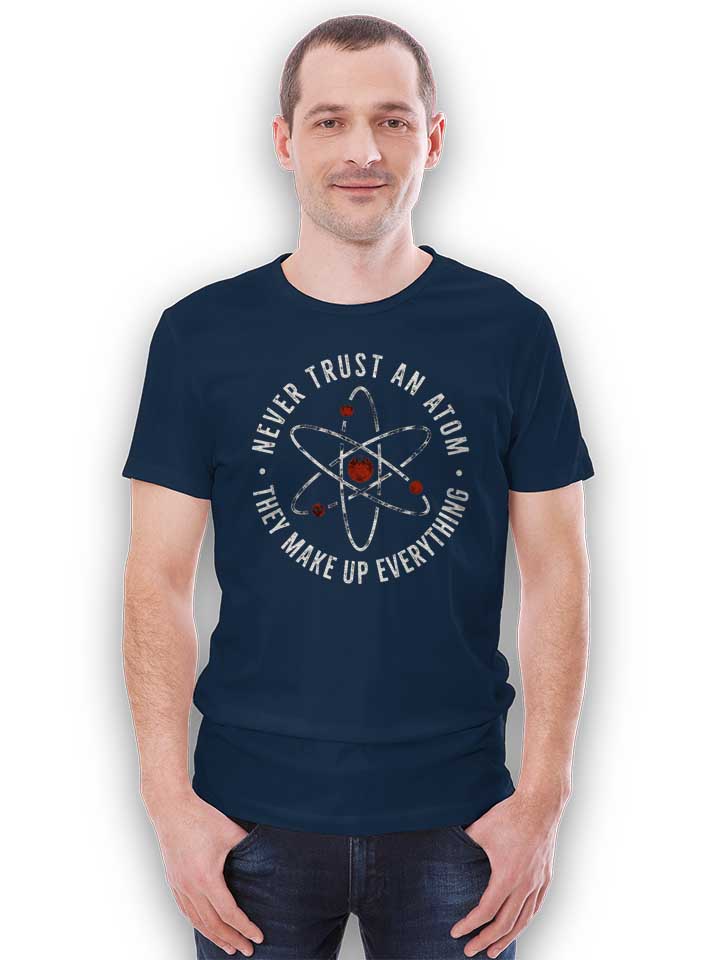 never-trust-an-atom-they-make-up-everything-t-shirt dunkelblau 2