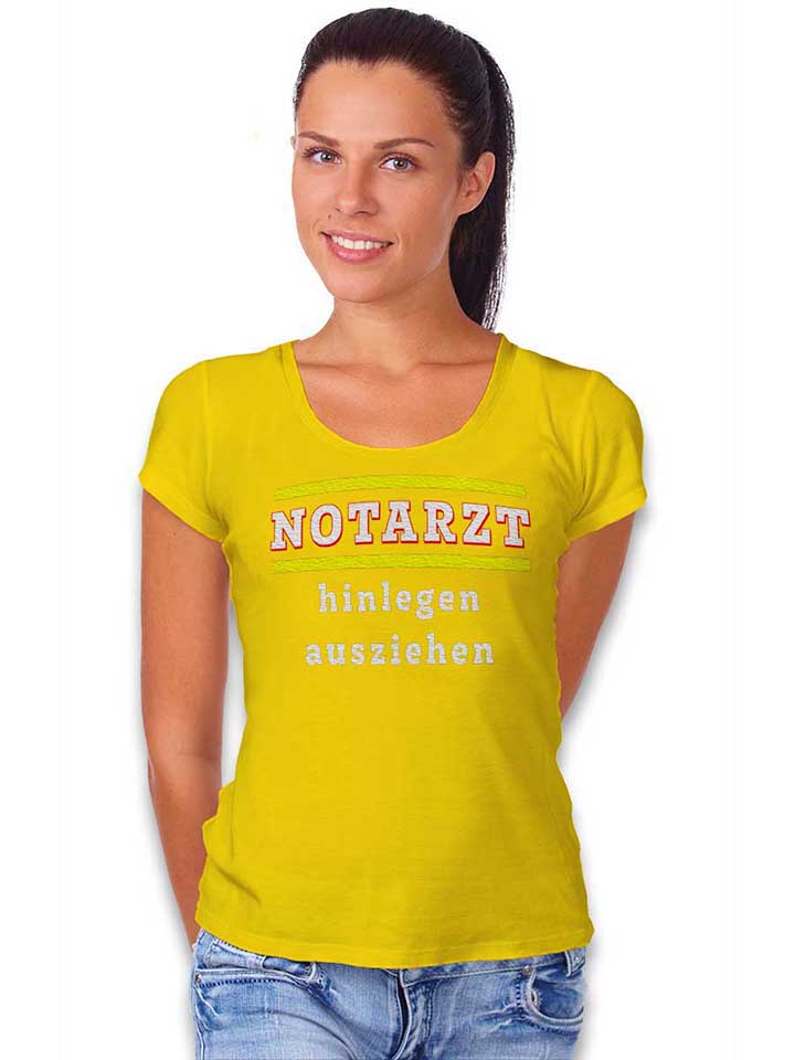 notarzt-hinlegen-ausziehen-damen-t-shirt gelb 2