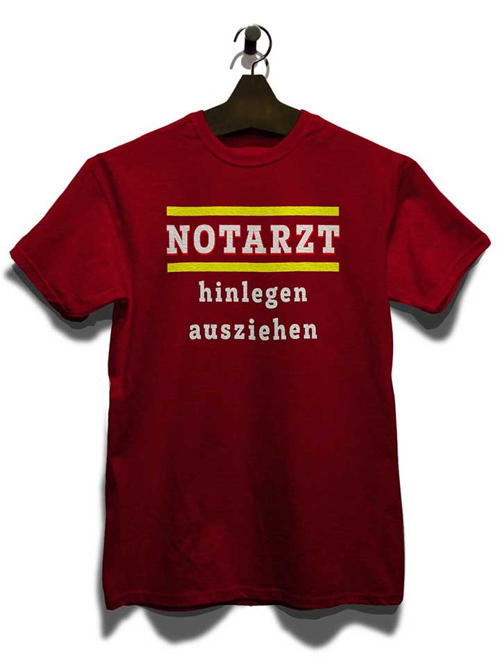 notarzt-hinlegen-ausziehen-t-shirt bordeaux 3