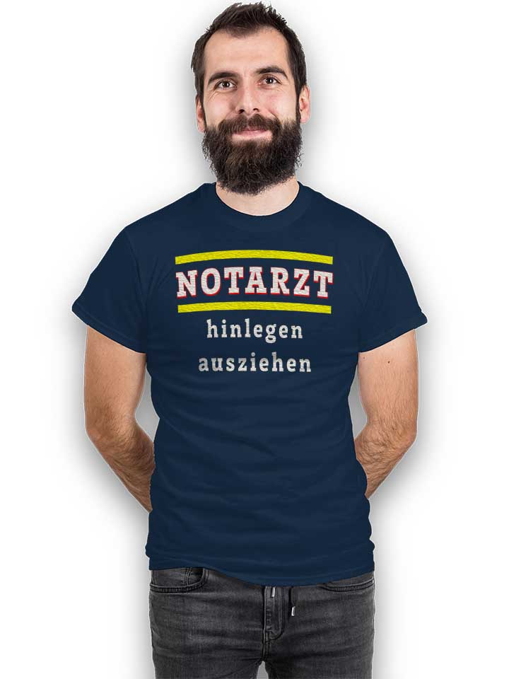 notarzt-hinlegen-ausziehen-t-shirt dunkelblau 2