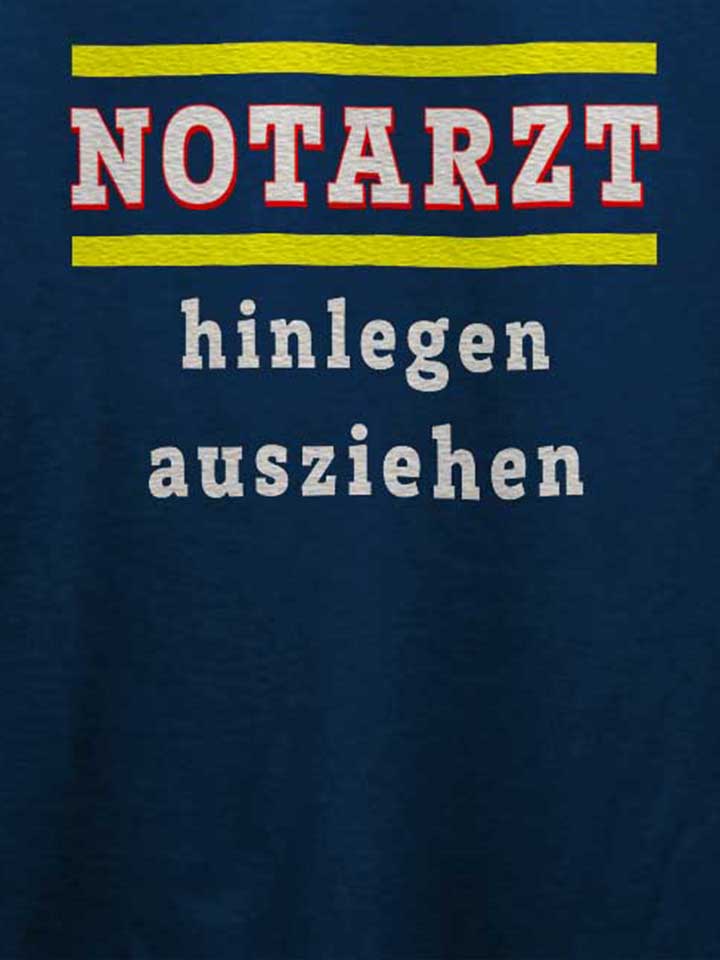 notarzt-hinlegen-ausziehen-t-shirt dunkelblau 4