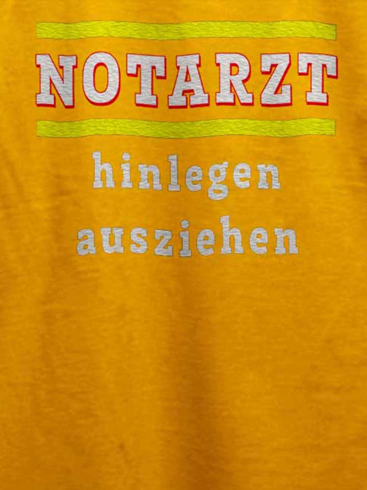 notarzt-hinlegen-ausziehen-t-shirt gelb 4