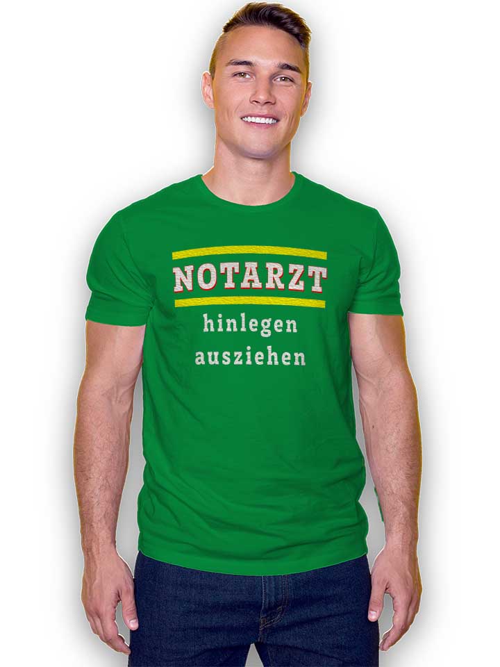 notarzt-hinlegen-ausziehen-t-shirt gruen 2