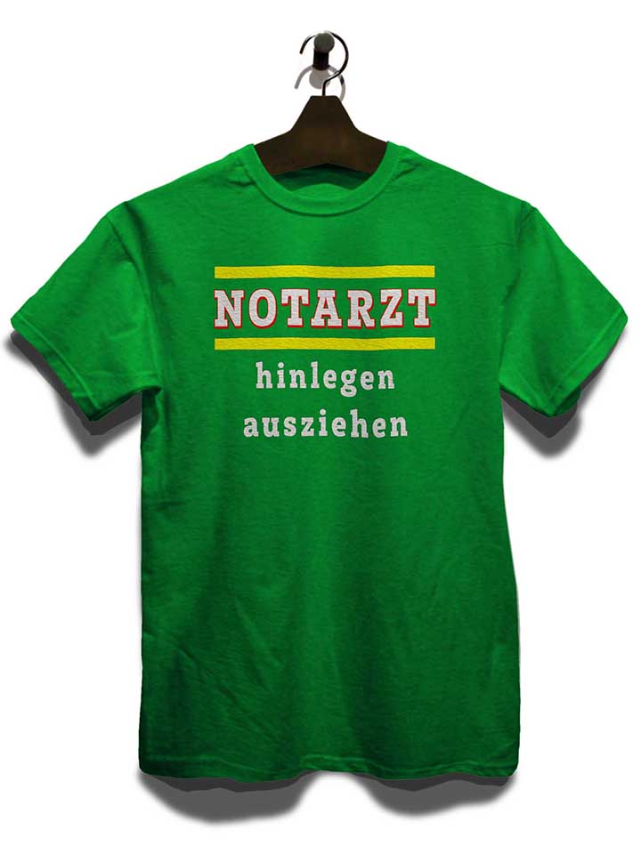 notarzt-hinlegen-ausziehen-t-shirt gruen 3