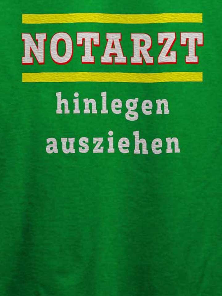 notarzt-hinlegen-ausziehen-t-shirt gruen 4