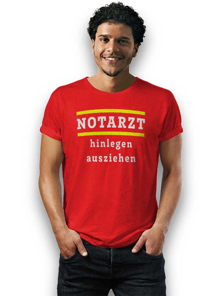 notarzt-hinlegen-ausziehen-t-shirt rot 2