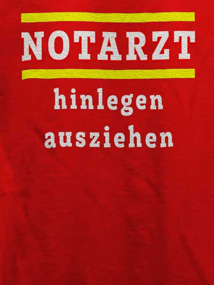 notarzt-hinlegen-ausziehen-t-shirt rot 4