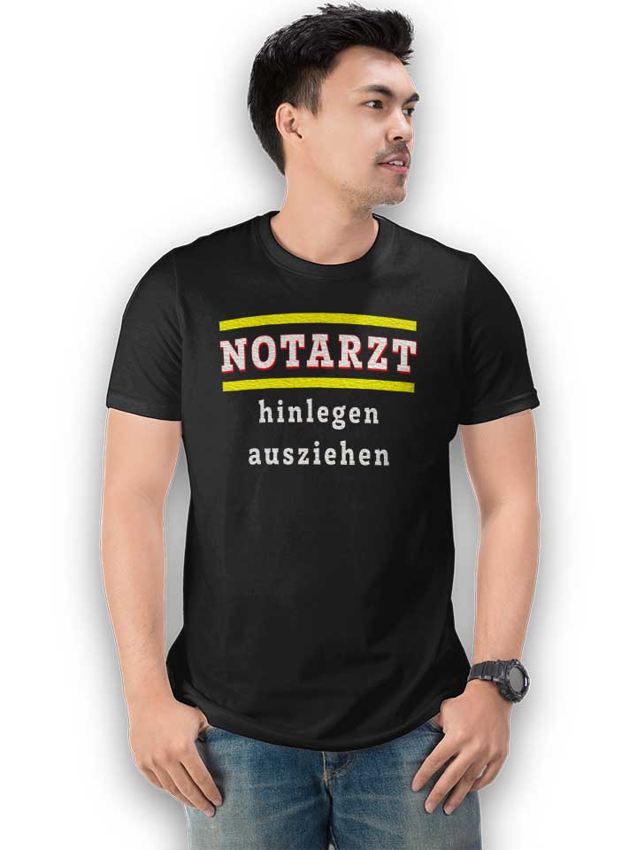 notarzt-hinlegen-ausziehen-t-shirt schwarz 2