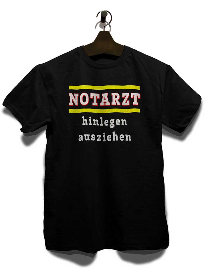 notarzt-hinlegen-ausziehen-t-shirt schwarz 3
