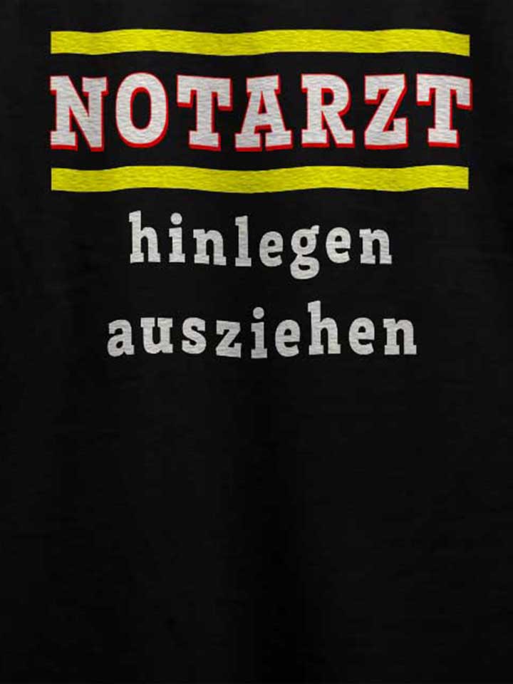 notarzt-hinlegen-ausziehen-t-shirt schwarz 4