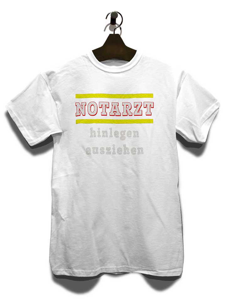 notarzt-hinlegen-ausziehen-t-shirt weiss 3