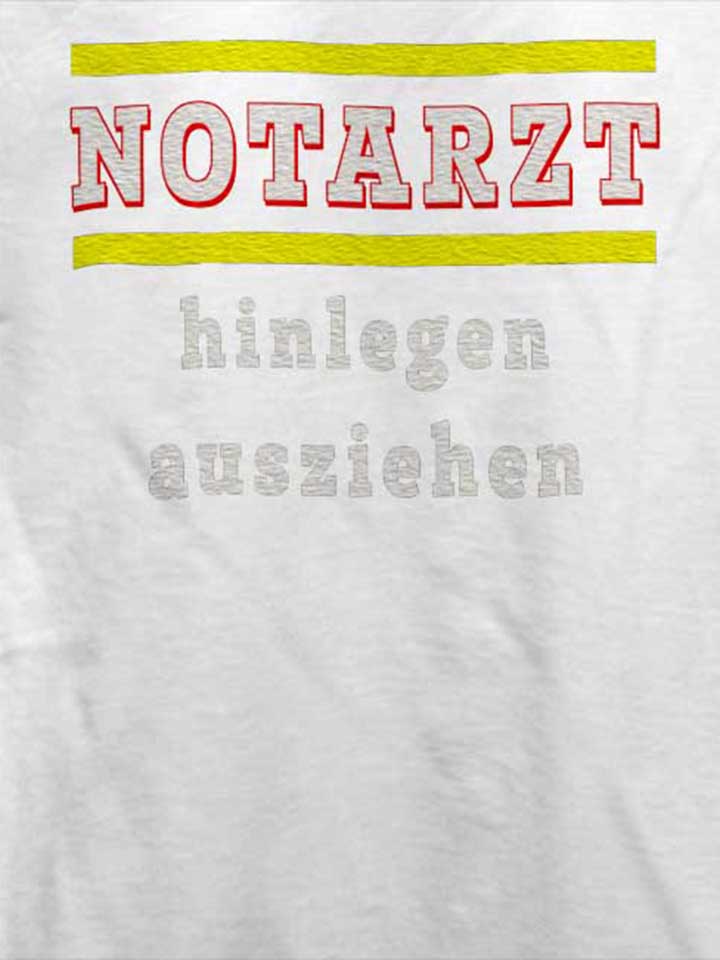 notarzt-hinlegen-ausziehen-t-shirt weiss 4