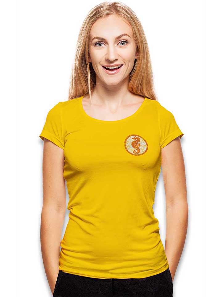 seepferdchen-logo-vintage-chest-print-damen-t-shirt gelb 2