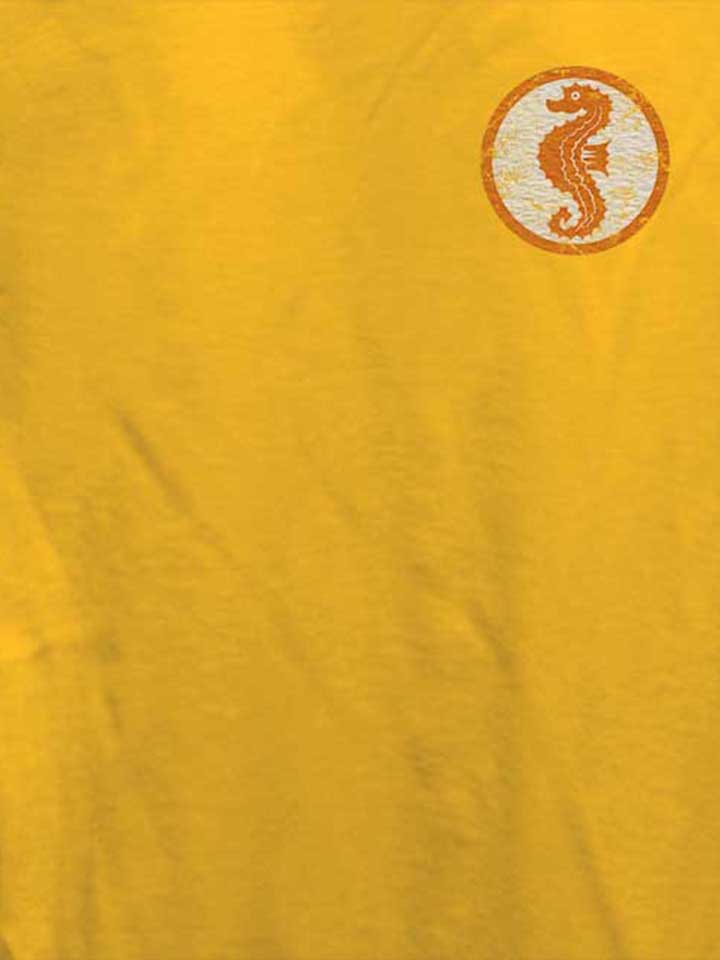 seepferdchen-logo-vintage-chest-print-damen-t-shirt gelb 4