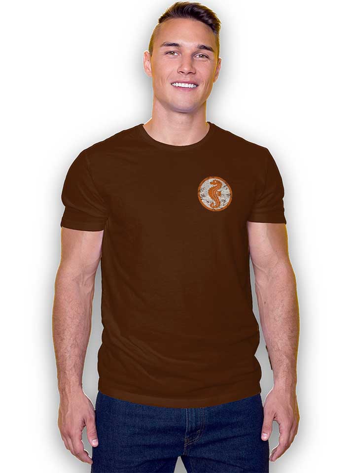 seepferdchen-logo-vintage-chest-print-t-shirt braun 2
