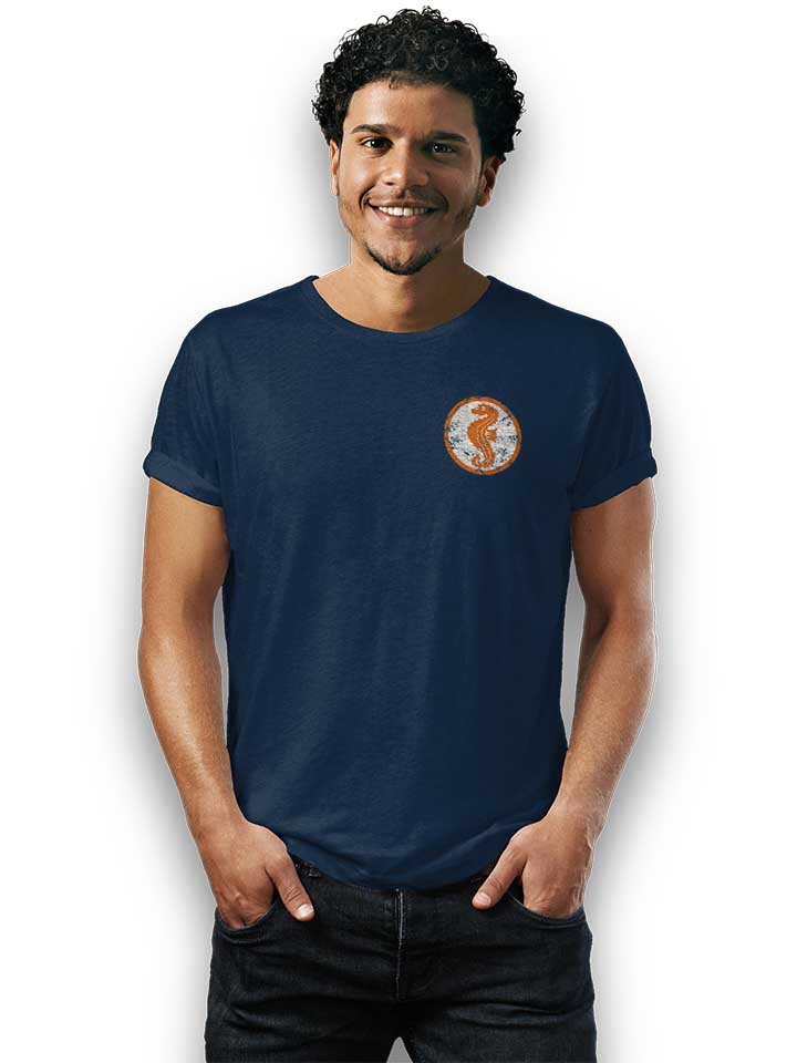 seepferdchen-logo-vintage-chest-print-t-shirt dunkelblau 2