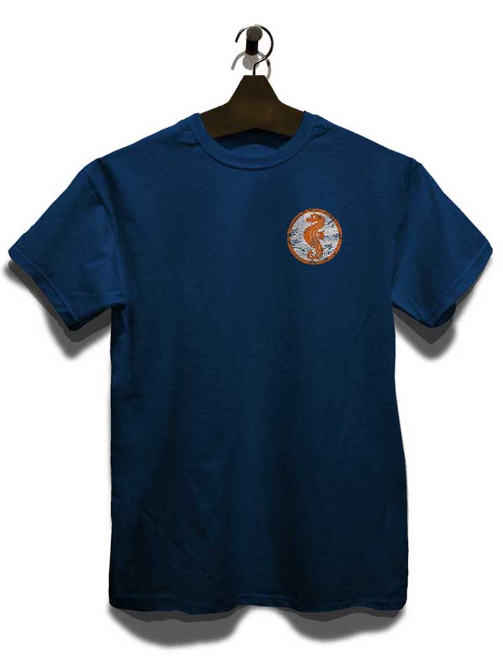 seepferdchen-logo-vintage-chest-print-t-shirt dunkelblau 3