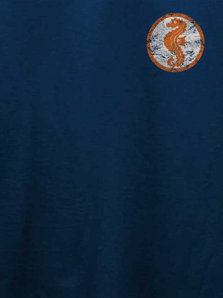 seepferdchen-logo-vintage-chest-print-t-shirt dunkelblau 4