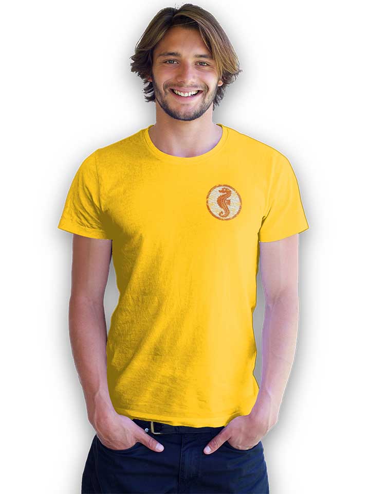 seepferdchen-logo-vintage-chest-print-t-shirt gelb 2