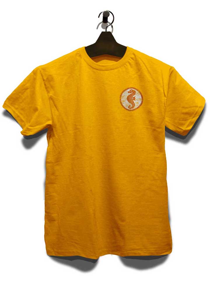 seepferdchen-logo-vintage-chest-print-t-shirt gelb 3