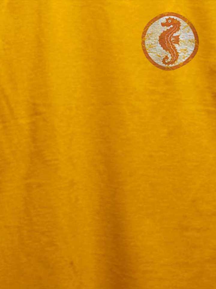 seepferdchen-logo-vintage-chest-print-t-shirt gelb 4