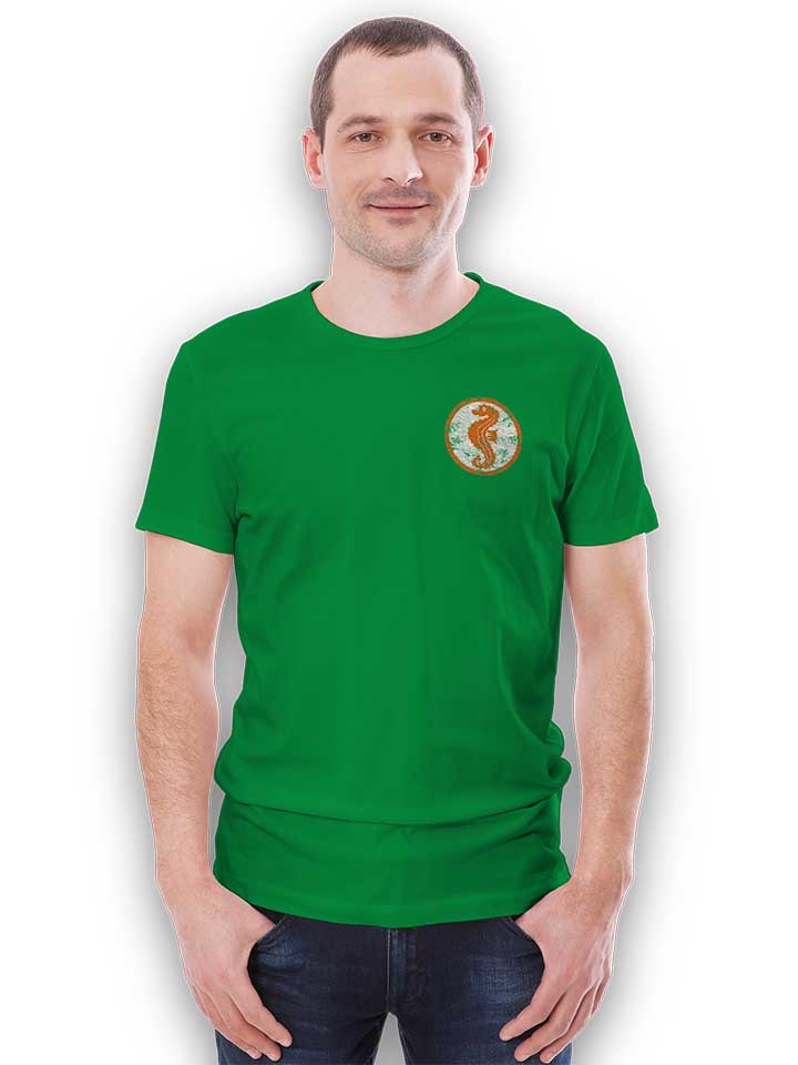seepferdchen-logo-vintage-chest-print-t-shirt gruen 2