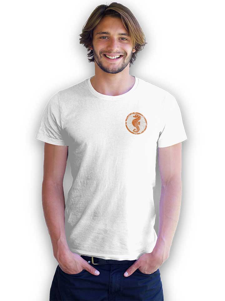 seepferdchen-logo-vintage-chest-print-t-shirt weiss 2